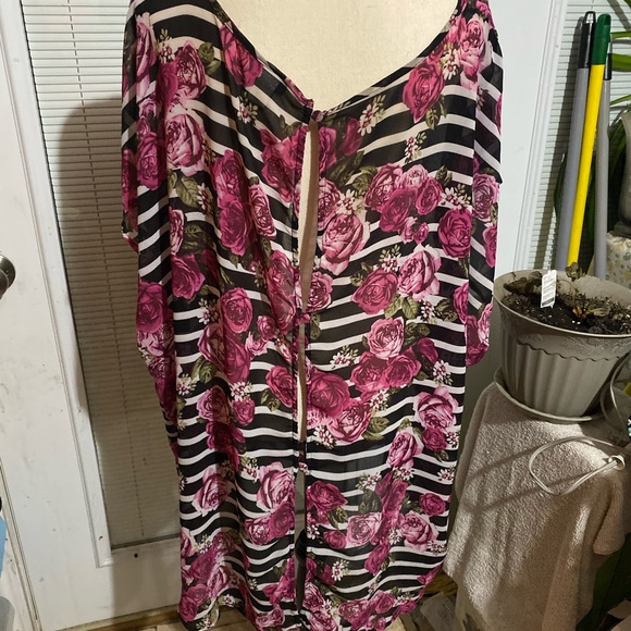 Torrid size 5X Floral print black/white strip top - Picture 2 of 5